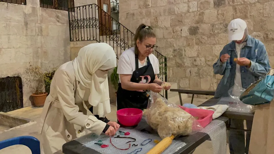 التلبيد بالدعك بالماء الساخن و صابون الغار